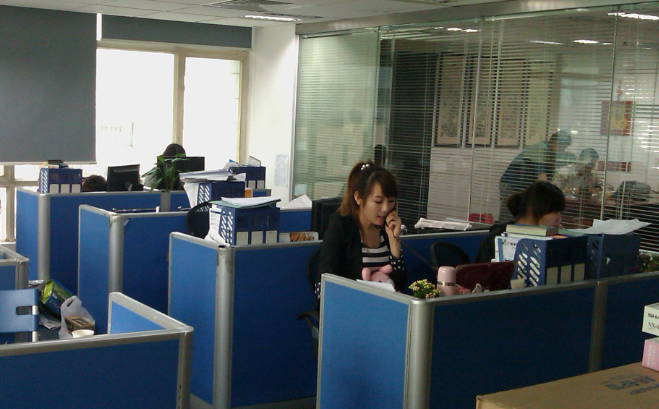 深圳市龙盛轩家具有限公司商用办公家具人体工学设计与材质对比
